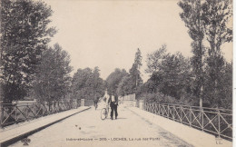 37. LOCHES . CPA . LA RUE DES PONTS. ANIMATION. CYCLISTE. + .TEXTE DE CIRAN ANNEE 1910 - Loches