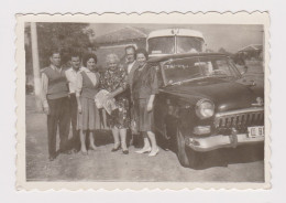 People Pose To Old GAZ-21 Volga Car, Scene, Vintage Orig Photo 8.4x5.8cm. (41205) - Cars