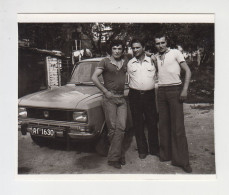 Three Young Men Pose To Old Moskvitch-2140 Car, Portrait, Vintage Orig Photo 8.3x7cm. (20053) - Automobiles