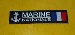 TISSU PATCH : MARINE NATIONALE FRANCAISE , LONGUEUR 14 CM LARGEUR 3,5 CM, BON ETAT VOIR PHOTO . POUR TOUT RENSEIGNEMENT - Escudos En Tela