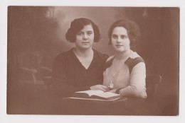 Two Pretty Young Lady, Women Portrait With Book, Vintage 1920s Orig Photo 13.8x8.9cm. (37862) - Anonymous Persons