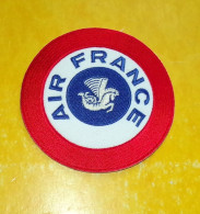 TISSU PATCH : AIR FRANCE , DIAMETRE 9 CM , BON ETAT VOIR PHOTO . POUR TOUT RENSEIGNEMENT ME CONTACTER. REGARDEZ MES AUTR - Patches