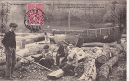 14. PORT EN BESSIN. CPA .PECHEURS DE PORT EN BESSIN PREPARANT LA POIX POUR CALFATER LES BARQUES. ANNEE 1905 + TEXTE - Port-en-Bessin-Huppain