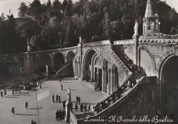 AD435 Lourdes - Piazzale Della Basilica - Edizione Pellegrinaggi Paolini / Viaggiata 1958 - Lourdes