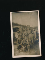 Carte Photo Armée Jeunes Militaires Devant Véhicules Camions à Identifier - Guerra, Militares