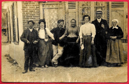 CPA CARTE-PHOTO à Localiser - Groupe De Gens Du Peuple, Une Coiffe à Identifier. - To Identify