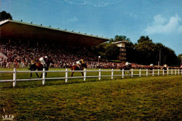 VICHY    ( ALLIER )     L ' HYPPODROME. PASSAGE DE LA COURSE DEVANT LA TRIBUNE    ( PLIS EN HAUT ) - Vichy