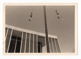 Snapshot Etrane Acrobatie Saut De L'ange Poteau Acrobate 70s 60s Composition Rare Saut - Personnes Anonymes