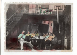 Snapshot Famille Colorisé Hand Tinted Femme Homme à Table Bouteille Alcool Fête Vin - Personnes Anonymes