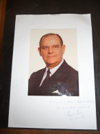 PHOTO GRAND FORMAT 1 - ENV 1 - POLITIQUE - PHOTO AVEC DEDICACE DE RAYMOND BARRE - ANCIEN PREMIER MINISTRE - Signed Photographs