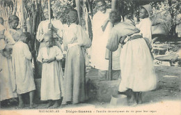 Madagascar - DIÉGO SUAREZ - Femmes Décortiquant Du Riz Pour Leur Repas - Ed. G. Charifou Fils  - Madagaskar