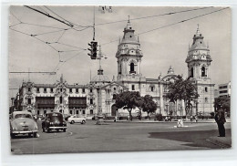 Peru - LIMA - La Catedral Con El Palacio Arzobispal - Ed. Swiss Foto 1018 - Perú