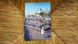 Nice , Carte Postale Officielle Des Majorettes De Nice , Le Bataillon De Charme De La Côte D'azur - Marchés, Fêtes