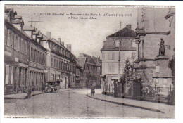 BITCHE (57) - Monument Des Morts De La Guerre 1914 1918 Et Place Jeanne D'Arc - Bitche