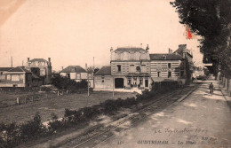 Ouistreham - Rue Et Les Hôtels - Ligne Du Chemin De Fer , Voie Ferrée - Ouistreham