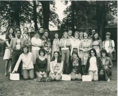 Photo De Groupe à Hitchin En Angleterre En 1975 Format 20/25 - Personnes Anonymes