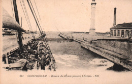 Ouistreham - Le Bateau Du Havre Passant L'écluse - Le Phare - Ouistreham