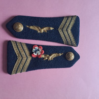 Pattes D'épaule Avec Insignes Métal - Grade De Sergent-chef Avec Une Petite Fleur En Papier - Armée De L'Air Française - Luchtvaart