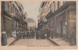 50 - CHERBOURG - LA RUE TOUR CARREE - COULEURS - Cherbourg