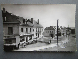 CP 60 Oise BRETEUIL Sur NOYE  - Place De L'hôtel De Ville Hôtel Restaurant Du Commerce  Menu Bobosse Cuisinier 1950 - Breteuil