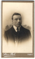 Photo Louis, Paris, Portrait De Junger Mann In Anzug  - Personnes Anonymes