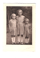 PHOTO. TROIS FILLETTES (SOEURS ) HABILLEES PAREILLEMENT. - Anonieme Personen