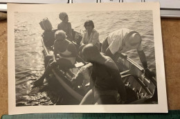 REAL PHOTO Plage  Barque à Moteur Evinrude  - Homme Torse Nu - Boats