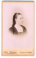 Fotografie Odile Bridoux, Peruwelz, Rue De Roucourt 22, Portrait Bildschönes Fräulein Mit Dunklem Haar  - Anonieme Personen