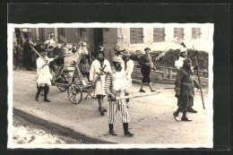 Foto-AK Rottach-Egern, Ca. 1960, Faschingszug Mit Kostümierten Stadtbewohnern  - Carnival