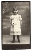 Fotografie W. Horsmann, Berg. Gladbach, Junges Mädchen In Kleid Mit Blumen In Der Hand  - Anonyme Personen