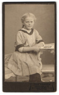 Fotografie Chr. Hansen, Schleswig, Lollfuss 98 B, Portrait Mädchen Im Modischen Kleid Mit Herzkette  - Anonyme Personen