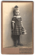 Fotografie Heinrich Petersen, Schleswig, Stadtweg 34, Portrait Kleines Mädchen Im Karierten Kleid Mit Blumenkorb  - Anonyme Personen