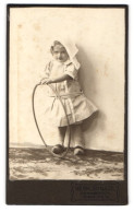 Fotografie Gebr. Schulze, Osnabrück, Grossestrasse 19, Portrait Kleines Mädchen Im Kleid Mit Reifen  - Anonyme Personen