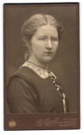 Fotografie H. Noack, Berlin-W., Leipzigerstrasse 121, Portrait Junge Dame Mit Zwicker Und Spitzenkragen  - Anonyme Personen