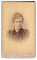 Fotografie K. Frank, Rosenheim, Frühlingstrasse 13, Portrait Junge Dame Mit Hochgestecktem Haar  - Anonyme Personen