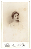Fotografie Leopold Orelli, Landshut, Maximiliansstrasse 1, Portrait Junge Dame In Modischer Kleidung  - Anonymous Persons