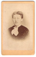 Fotografie Louis Frank, Berne, Portrait Junge Dame In Hübscher Kleidug  - Anonyme Personen