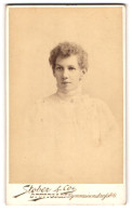 Fotografie Stober & Co., Stuttgart, Gymnasiumstrasse 6, Portrait Junge Dame Im Weissen Kleid  - Anonyme Personen