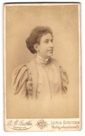 Fotografie G. B. Gäbler, Leipzig-Eutritzsch, Delitzscherstrasse 24, Portrait Junge Dame In Hübscher Kleidung  - Anonymous Persons