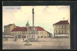 AK Nový Bydzov, Uhr Und Denkmal Am Marktplatz  - Tchéquie