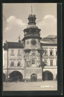 AK Arnau / Hostinne, Auto Und Motorrad Vorm Rathaus  - Tschechische Republik