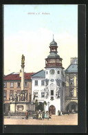 AK Arnau / Hostinne, Rathaus Und Denkmal Im Sonnenschein  - Tschechische Republik