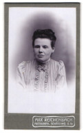 Fotografie Max Reichenbach, Schärding, Bahnhofstrasse 183, Zierliche Dame Mit Rüschenbluse  - Anonymous Persons