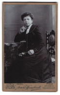 Fotografie Arnold Hirnschrodt, Ried, Dame In Denkerpose  - Anonymous Persons