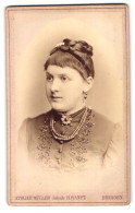 Fotografie Atelier Müller, Dresden, Marienstr. 26, Junge Frau In Verziertem Kleid Mit Haarband Und Perlenkette  - Anonyme Personen