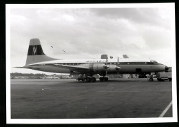 Fotografie Flugzeug Niederdecker, Passagierflugzeug Der Monarch Airline, Kennung G-AOVN  - Luftfahrt