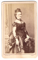 Fotografie Gevay B. Pest, Portrait Frau Madeleine Im Tüllkleid Mit Fächer Und Hochsteckfrisur, 1872  - Anonyme Personen