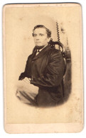 Fotografie G. Giese, Itzehoe, Feldschmiede 109, Portrait Herr Karl Göldener Im Anzug Mit Kinnbart  - Personnes Anonymes