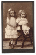 Fotografie Gustav Rasch, Schleswig, Stadtweg 32, Zwei Niedliche Mädchen In Weissen Kleidern Mit Haarschleife  - Anonieme Personen
