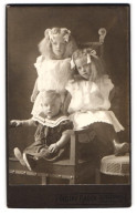 Fotografie Gustav Rasch, Schleswig, Stadtweg 32, Drei Kleine Blonde Mädchen In Kleidchen Mit Haarschleife  - Personnes Anonymes